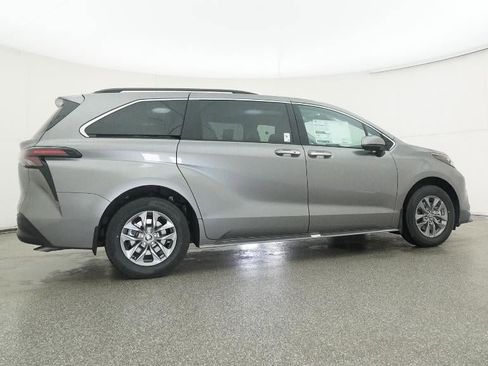 New 2026 Toyota Sienna XLE image 26