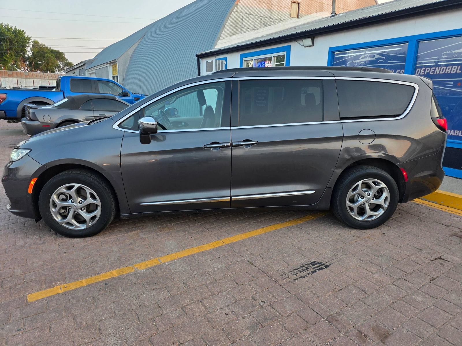 Used 2022 Chrysler Pacifica Limited AWD/4WD image 16