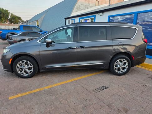 Used 2022 Chrysler Pacifica Limited AWD/4WD image 16