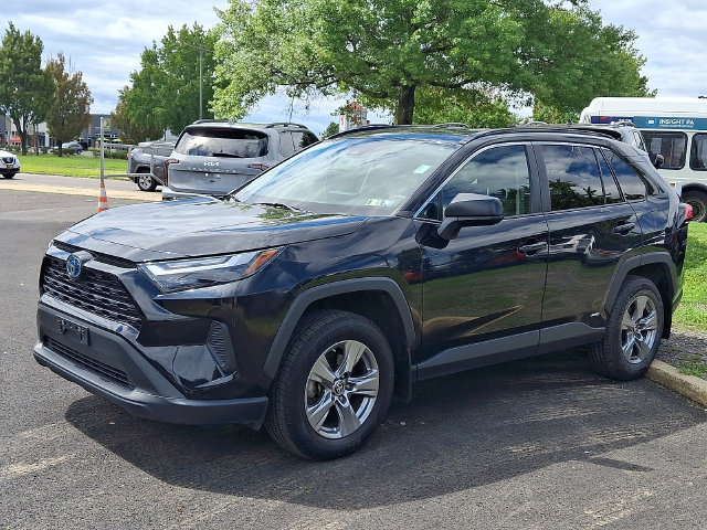 Used 2023 Toyota RAV4 LE AWD/4WD image 3