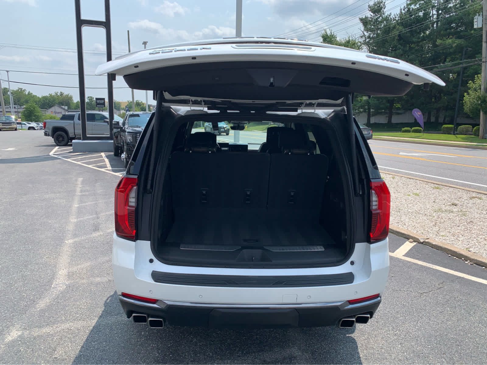 Used 2025 GMC Yukon Denali Ultimate AWD/4WD image 5