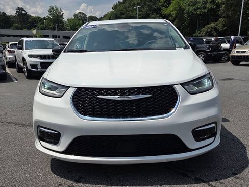 Used 2024 Chrysler Pacifica Limited FWD image 2