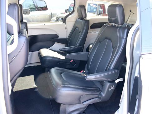 Used 2024 Chrysler Pacifica Touring-L FWD image 12