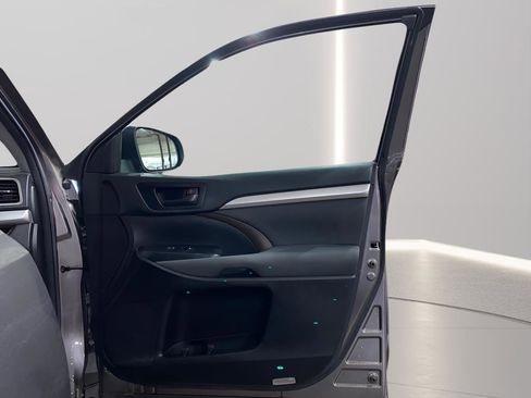 Used 2017 Toyota Highlander LE image 12