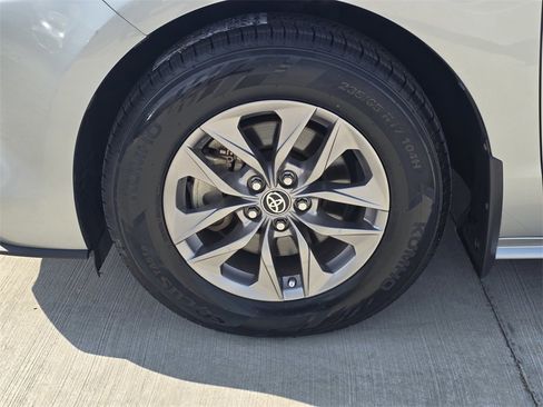 Used 2021 Toyota Sienna LE image 10