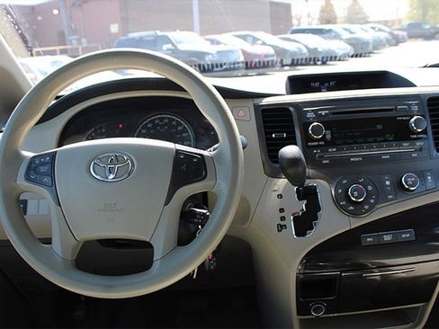 Used 2012 Toyota Sienna LE w/ Towing Pkg AWD/4WD image 9