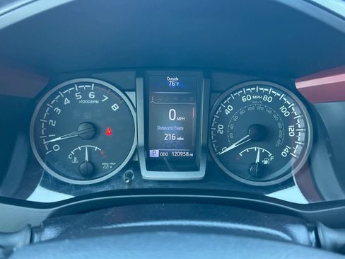 Used 2017 Toyota Tacoma TRD Off-Road w/ Tow Package image 25