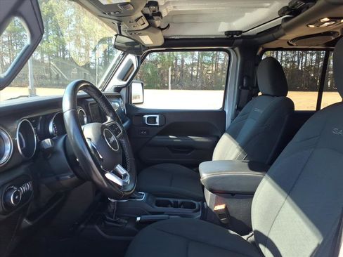 Used 2020 Jeep Wrangler Unlimited Sahara image 7