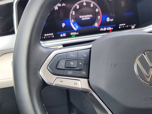 Used 2025 Volkswagen Taos SE image 8