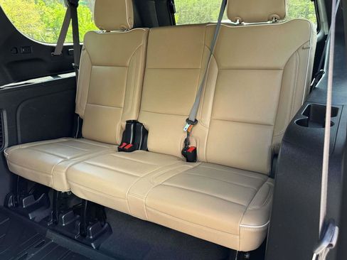 Used 2023 Chevrolet Suburban Premier w/ Premium Package 2 AWD/4WD image 17