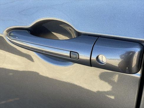 Used 2023 Chrysler Pacifica Touring-L FWD image 38