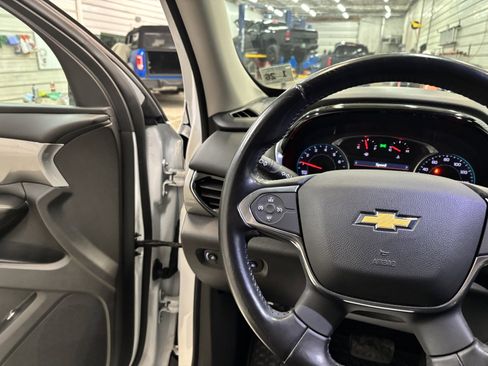 Used 2021 Chevrolet Traverse LT image 14