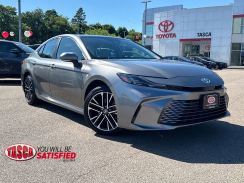 Used 2025 Toyota Camry XLE AWD/4WD image 1