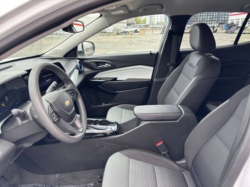 Used 2025 Chevrolet Trax LT FWD image 30