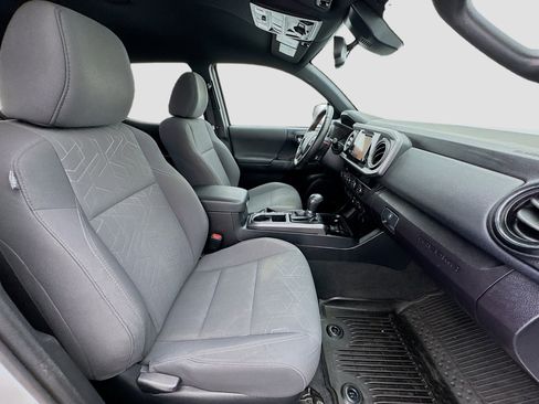 Used 2018 Toyota Tacoma TRD Off-Road w/ Technology Package image 18