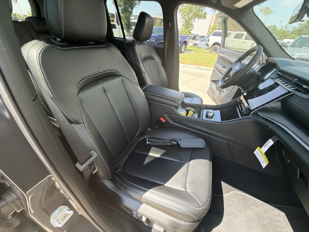 Used 2025 Jeep Grand Cherokee Limited RWD image 22