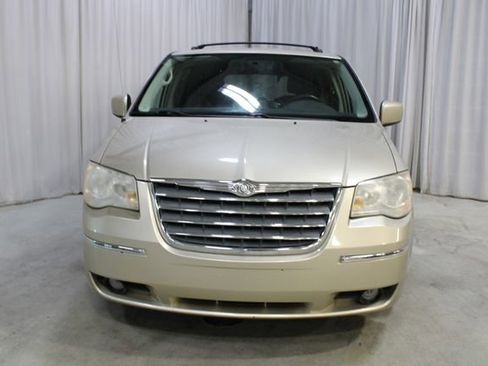 Used 2010 Chrysler Town & Country Touring FWD image 33