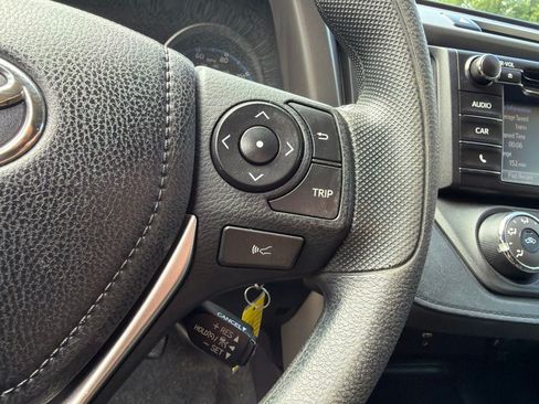 Used 2018 Toyota RAV4 LE AWD/4WD image 18