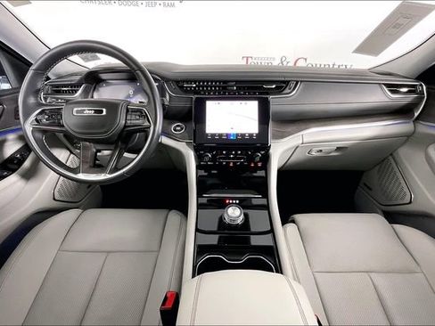 Used 2022 Jeep Grand Cherokee Overland w/ Luxury Tech Group IV image 12