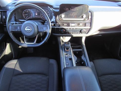 Used 2024 Nissan Pathfinder SV image 11