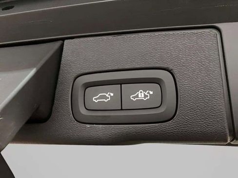 Used 2025 Volvo XC60 B5 Core image 8