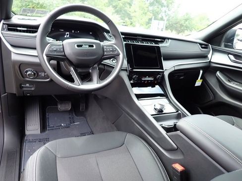 New 2025 Jeep Grand Cherokee L Laredo image 15