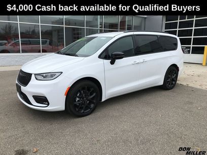 New 2026 Chrysler Pacifica Select w/ S Appearance Package