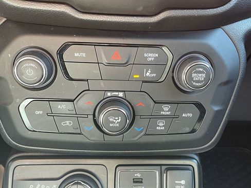 Used 2022 Jeep Renegade Trailhawk image 39