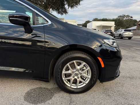 Used 2024 Chrysler Pacifica Touring-L image 13