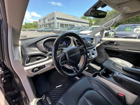 Used 2020 Chrysler Pacifica Touring-L Plus FWD image 22