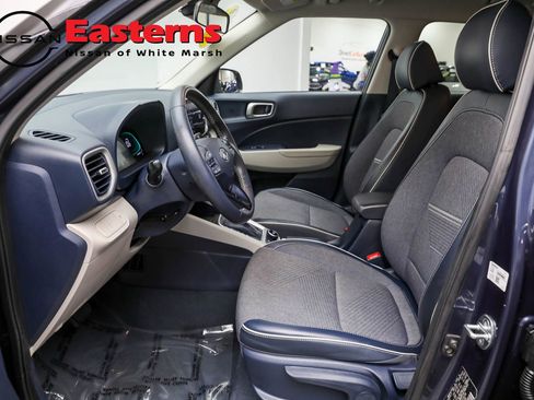 Used 2023 Hyundai Venue Limited image 18