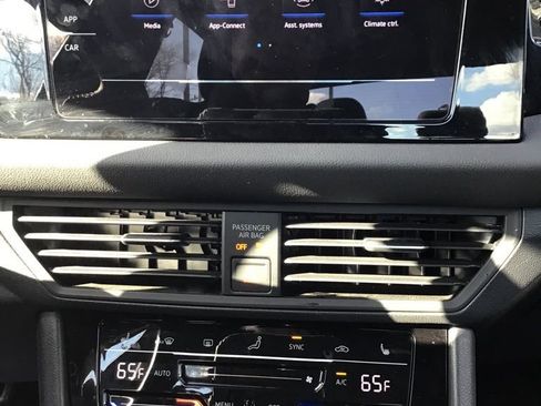 Used 2025 Volkswagen Jetta Sport image 11