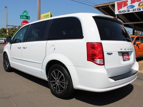 Used 2016 Dodge Grand Caravan SXT FWD image 4