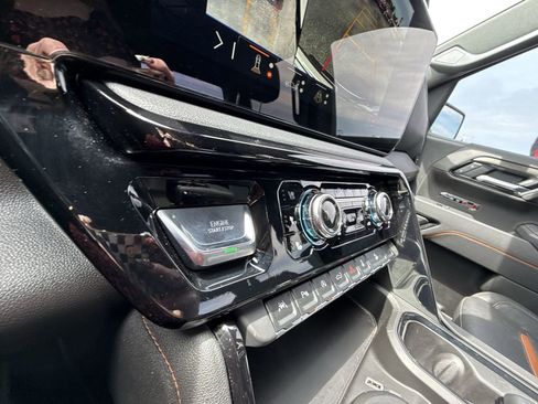 Certified 2025 GMC Sierra 1500 AT4 w/ AT4 Preferred Package AWD/4WD image 23