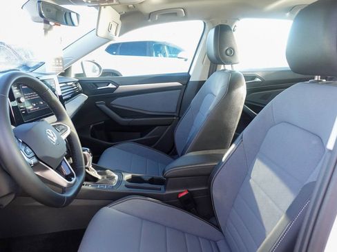 Certified 2025 Volkswagen Jetta SE w/ Sunroof Package image 12