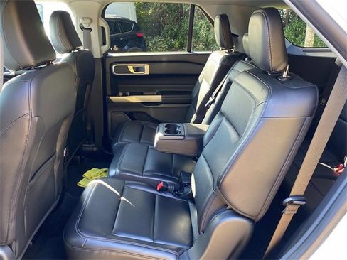 Used 2021 Ford Explorer XLT w/ Equipment Group 202A image 9