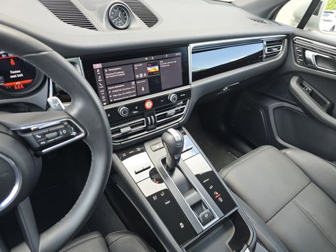 Certified 2025 Porsche Macan image 19