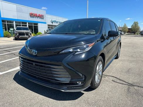 Used 2024 Toyota Sienna Platinum AWD/4WD image 2