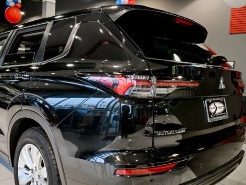 Used 2025 Mitsubishi Outlander ES image 12