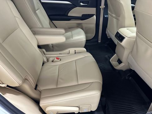 Used 2019 Toyota Highlander XLE AWD/4WD image 52