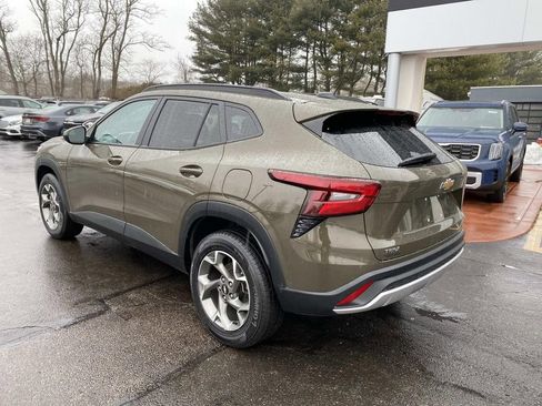 Used 2024 Chevrolet Trax LT w/ Sunroof Package image 3