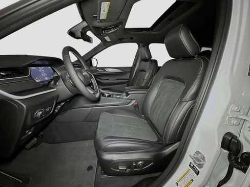 New 2025 Jeep Grand Cherokee L Altitude image 14