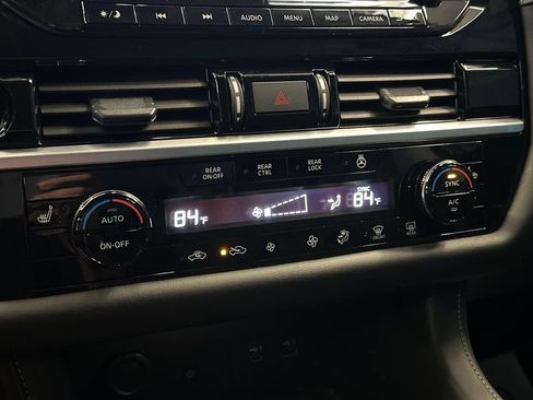 Used 2025 Nissan Pathfinder SL AWD/4WD image 15