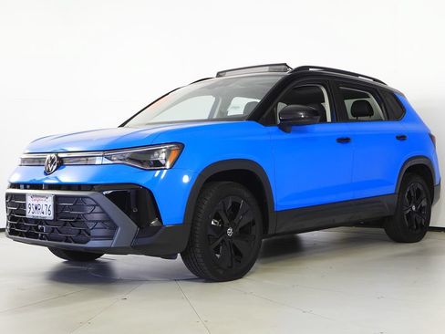 Used 2025 Volkswagen Taos SE FWD image 2