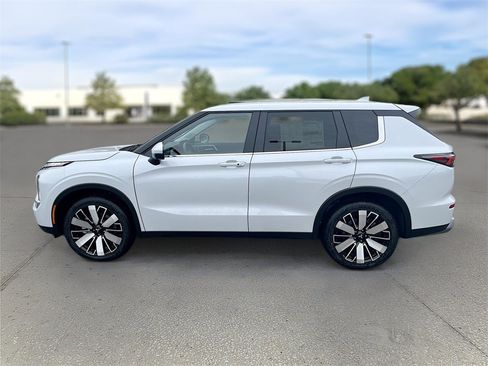 New 2025 Mitsubishi Outlander SE image 4