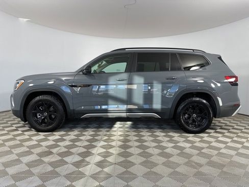 Used 2025 Volkswagen Atlas Peak Edition SE image 4