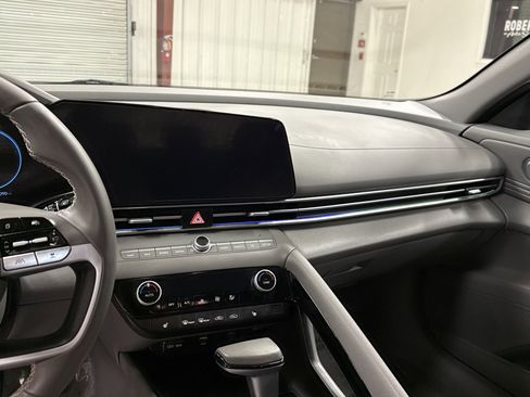 Used 2024 Hyundai Elantra SEL w/ Convenience Package image 8