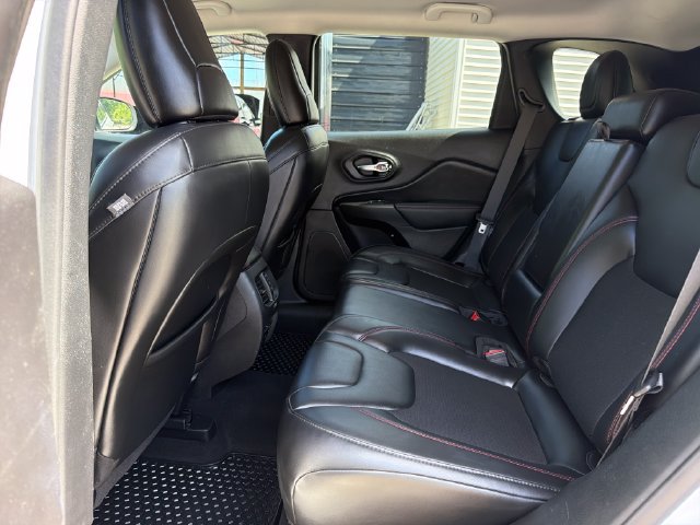 Used 2020 Jeep Cherokee Trailhawk AWD/4WD image 26