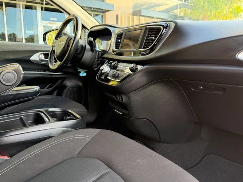 Used 2020 Chrysler Pacifica Touring w/ S Appearance Package FWD image 15