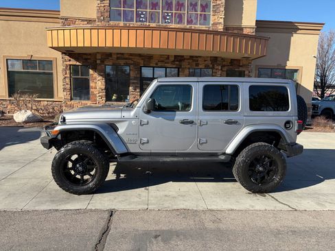 Used 2018 Jeep Wrangler Unlimited Sahara image 2